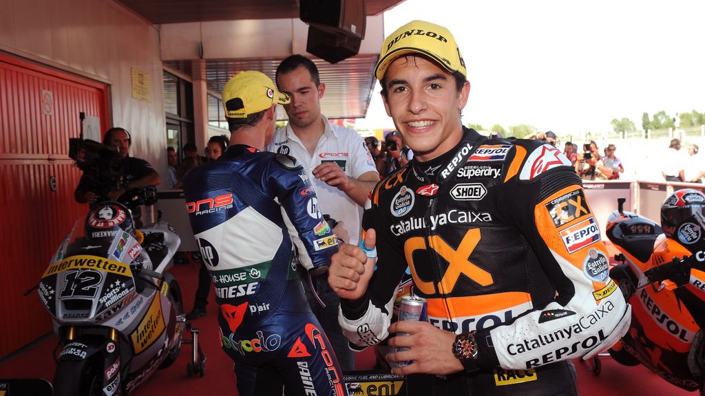 Marquez celebra ante la cámara su pole en Catalunya