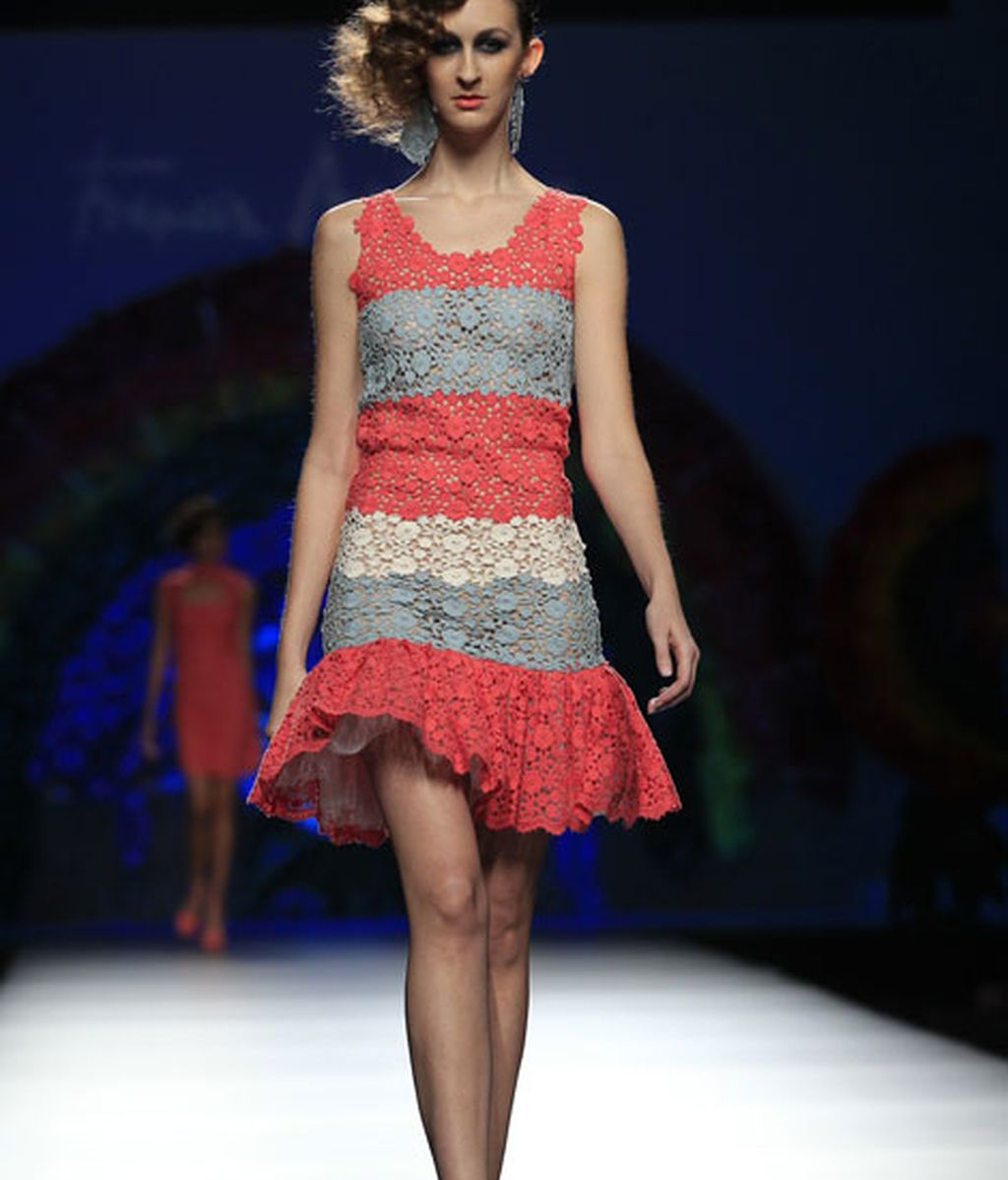 Una pasarela llena de flores y color