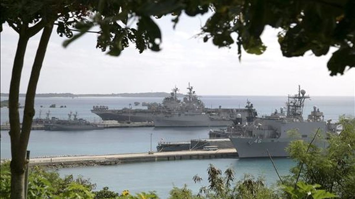 Fotografía facilitada hoy, que muestra a buques de los Estados Unidos y Japón realizando maniobras militares conjuntas en la base naval estadounidense en Okinawa (Japón) ayer. EFE