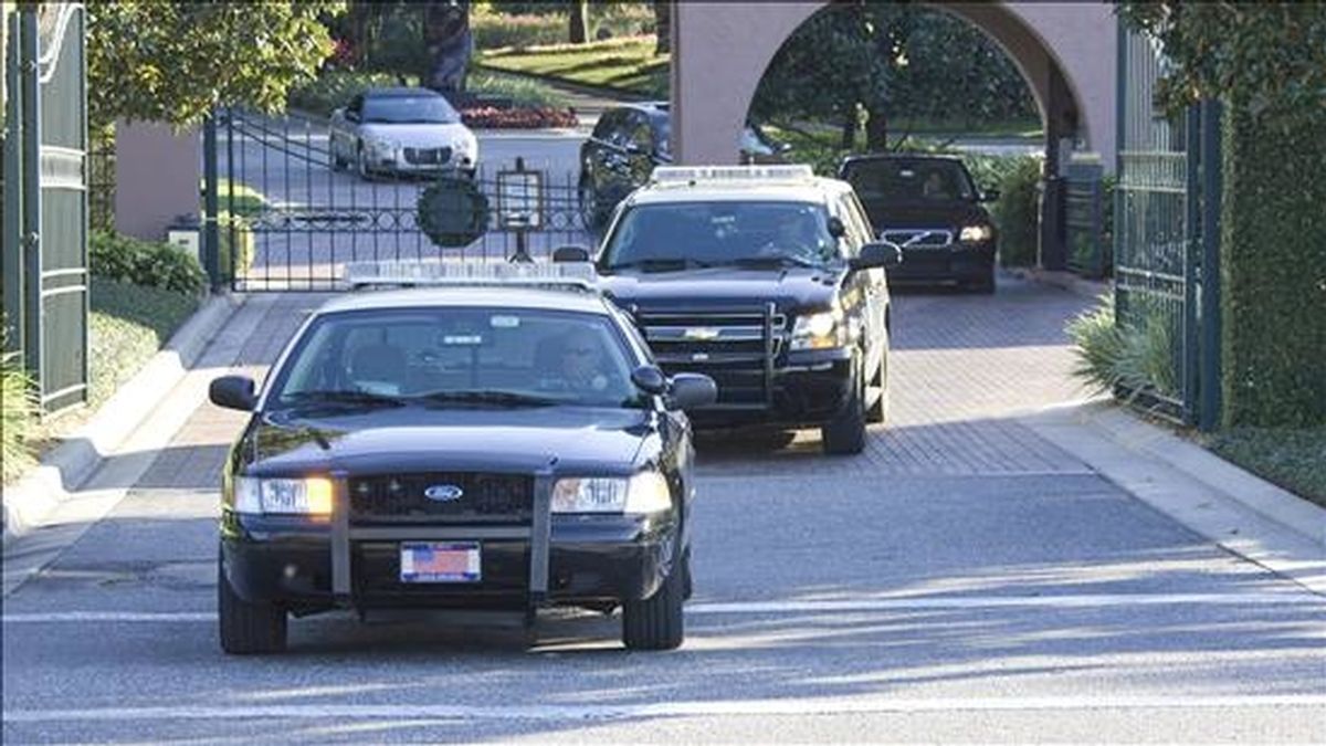 En la imagen, oficiales de la Policía de Carreteras de Florida salen del Isleworth Country Club en Windermere, Florida (EE.UU.), este 29 de noviembre, tras el nuevo aplazamiento de Tiger Woods para declarar sobre su accidente. EFE
