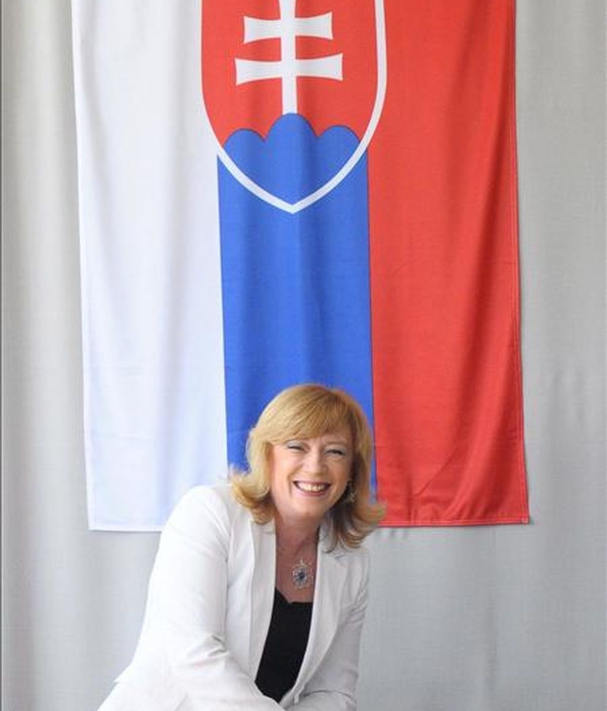 La candidata presidencial Iveta Radicova, deposita hoy su voto en un colegio electoral de Nova Dedinka (Eslovaquia), durante la segunda vuelta de las elecciones presidenciales eslovacas. EFE