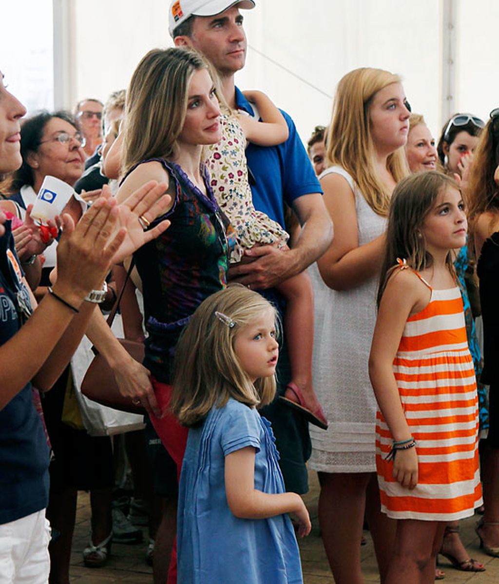 Letizia se atreve con el rosa fucsia para una noche rockera