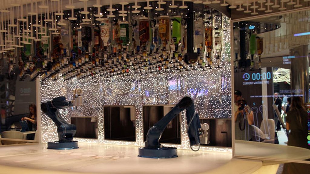 Camareros robots que preparan cócteles de diseño