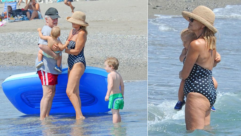 La familia al completo disfruta de unos días de playa