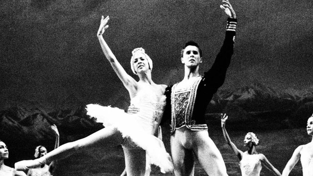 El ensayo general de 'El Lago de los Cisnes' de Alonso, foto a foto