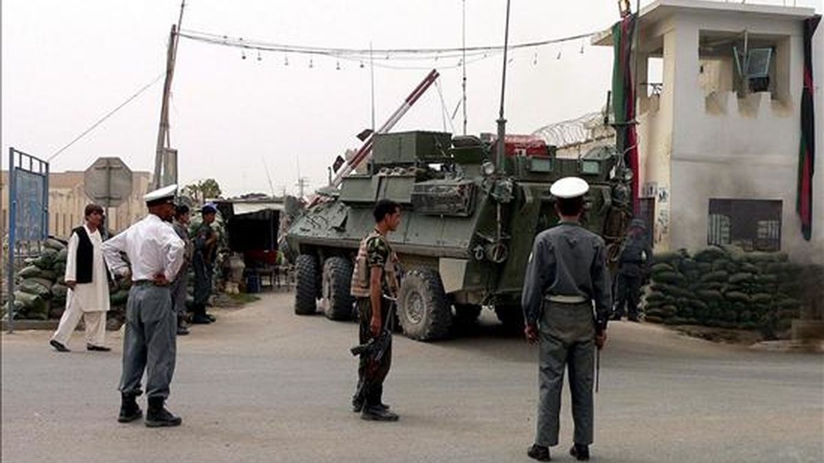 Policias afganos vigilan las afueras de una comisaría de la sureña ciudad de Kandahar después de un atentado. EFE/Archivo