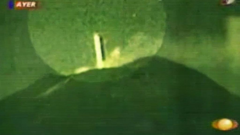 Extrañísimo objeto luminoso adentrándose en un volcán Extrañísimo objeto luminoso adentrándose en un volcán