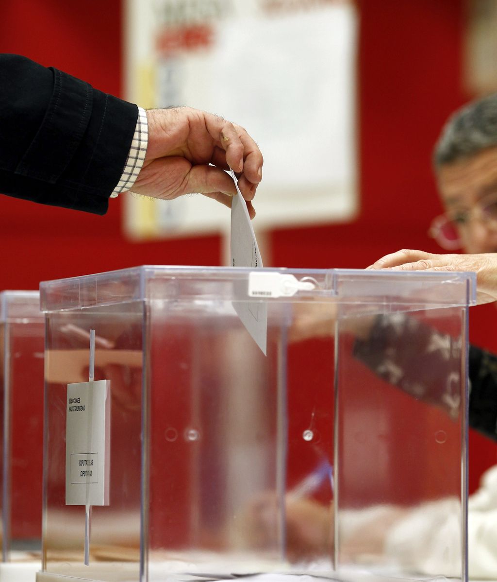 Un ciudadano ejerce su voto en las elecciones del 20N