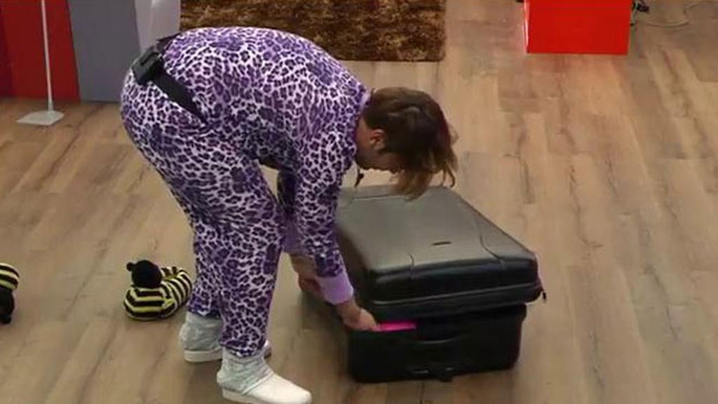 Liz, le avisa: "Déjame mitad de la cara fuera, tengo claustrofobia"