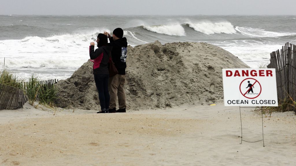 Un cartel de peligro frente a una playa estadounidense alerta sobre el huracán