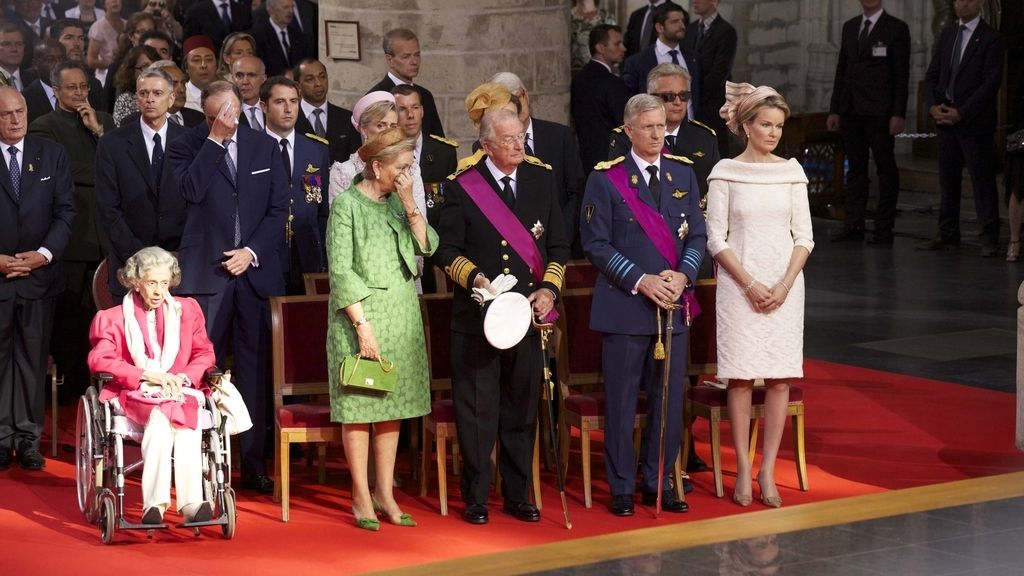 Felipe, de militar, y Matilde, de blanco, en su debut como nuevos reyes de Bélgica