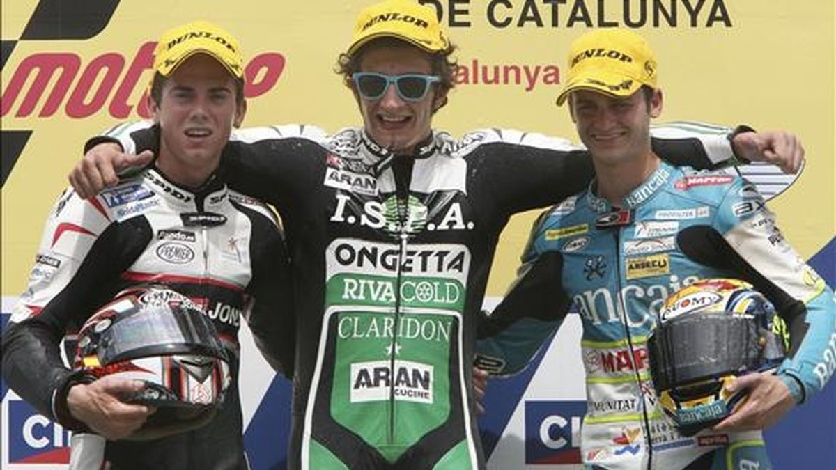 Los pilotos de 125 cc Andrea Iannone (c), Nico Terol (i) y Sergio Gadea celebran en el podio el primero, segundo y tercer puesto, respectivamente, en el Gran Premio de Catalunya de motociclismo disputado en el Circuito de Montmeló (Barcelona). EFE