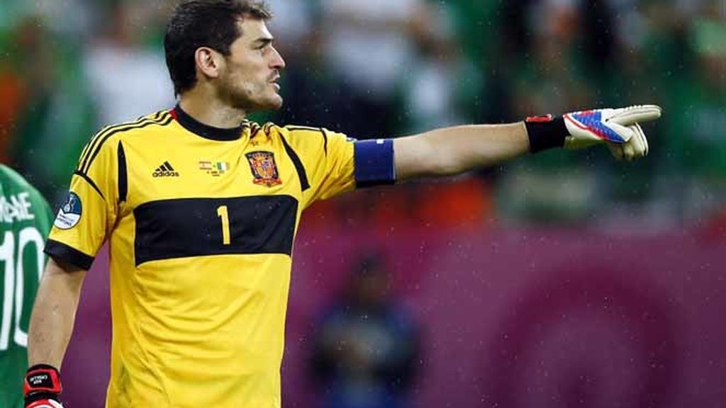 Casillas dirige a su zaga durante el España - Irlanda