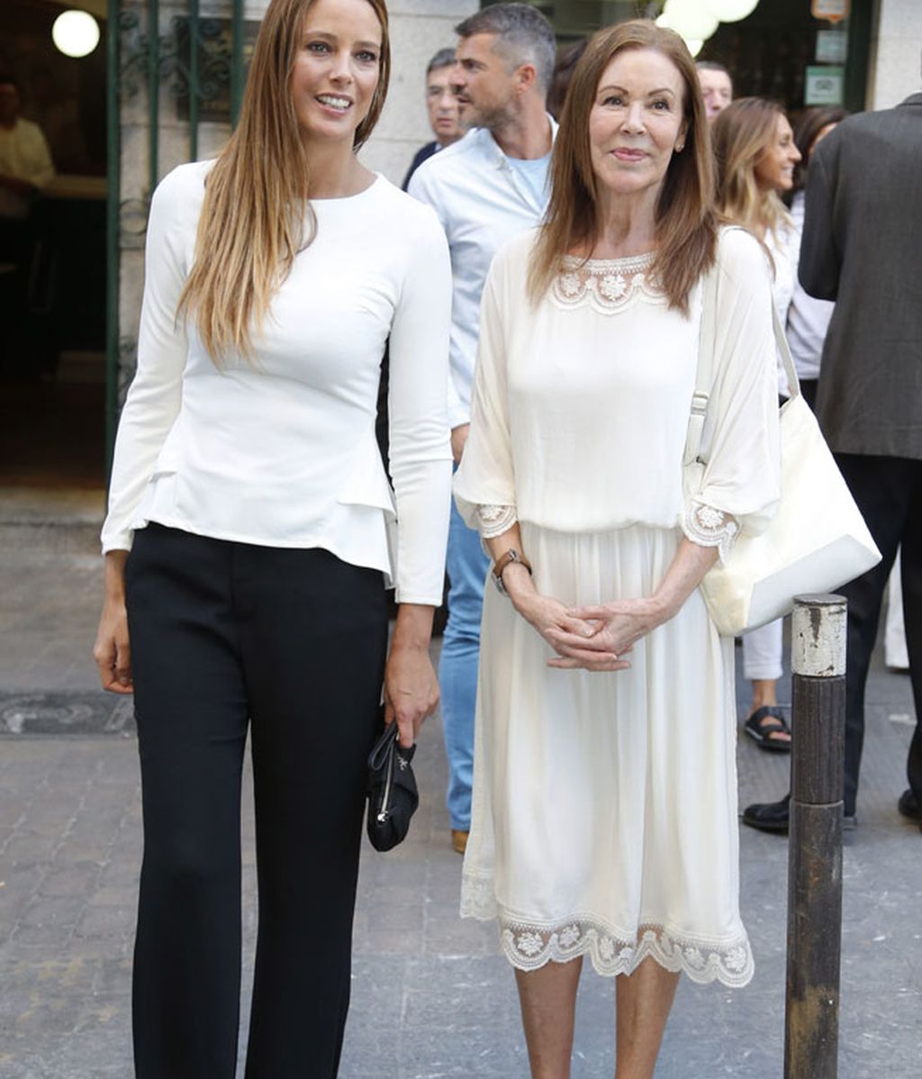 Un último adiós de blanco y con sonrisas, como siempre quiso María Pineda