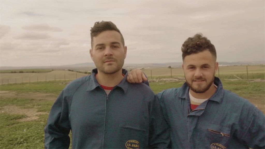 Apasionado de las cabras, quiere un amor para toda la vida