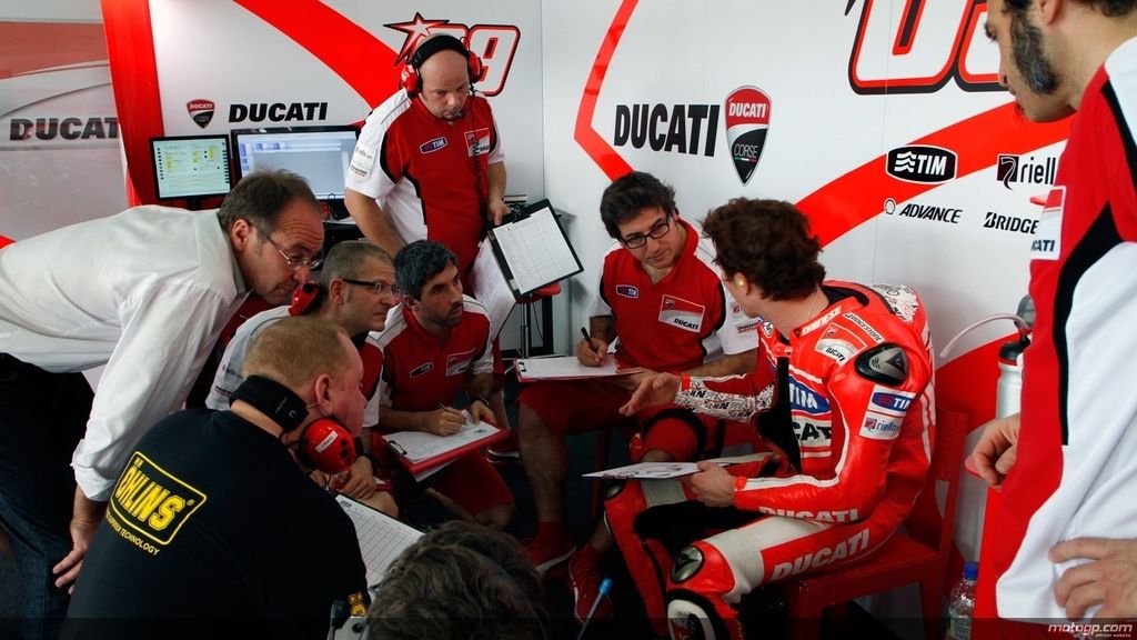 Nicky Hayden comenta con los técnicos de Ducati sus sensaciones en los test de Sepang