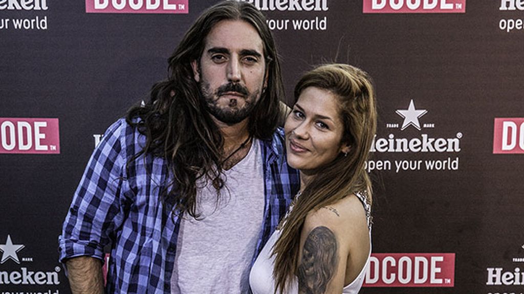 El cantautor Andrés Suárez, junto a una amiga