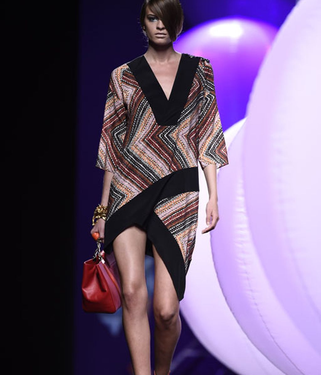 Bordados y drapeados rompen la geometría