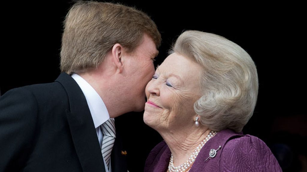 Beso entre Beatriz y Guillermo en el balcón