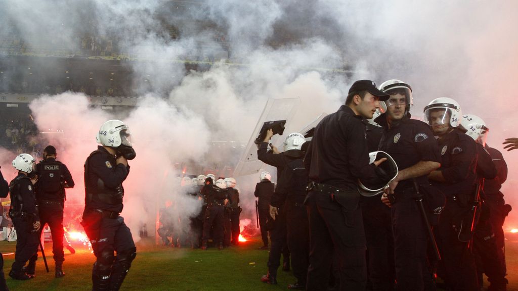 Duro enfrentamiento de los hinchas del Fenerbahce con la policía