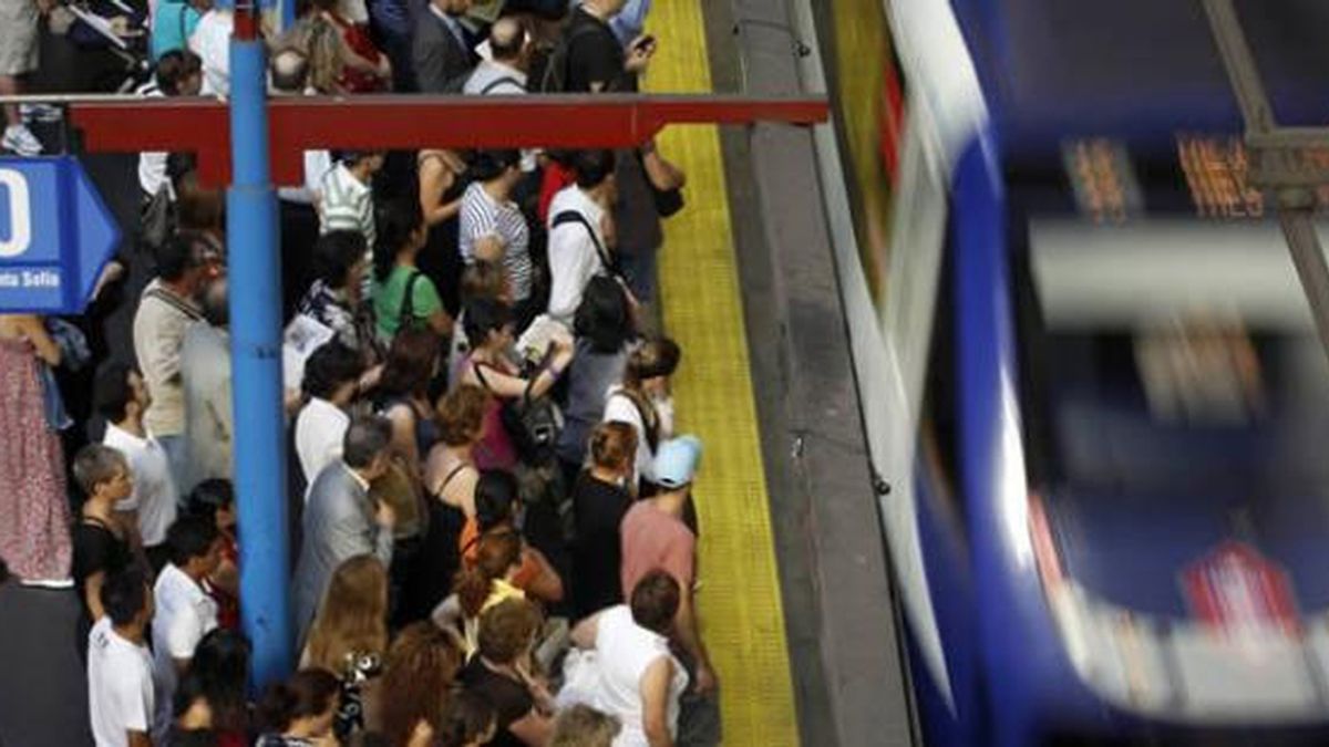 Un andén de Metro abarrotado de gente durante la jornada de huelga en Madrid