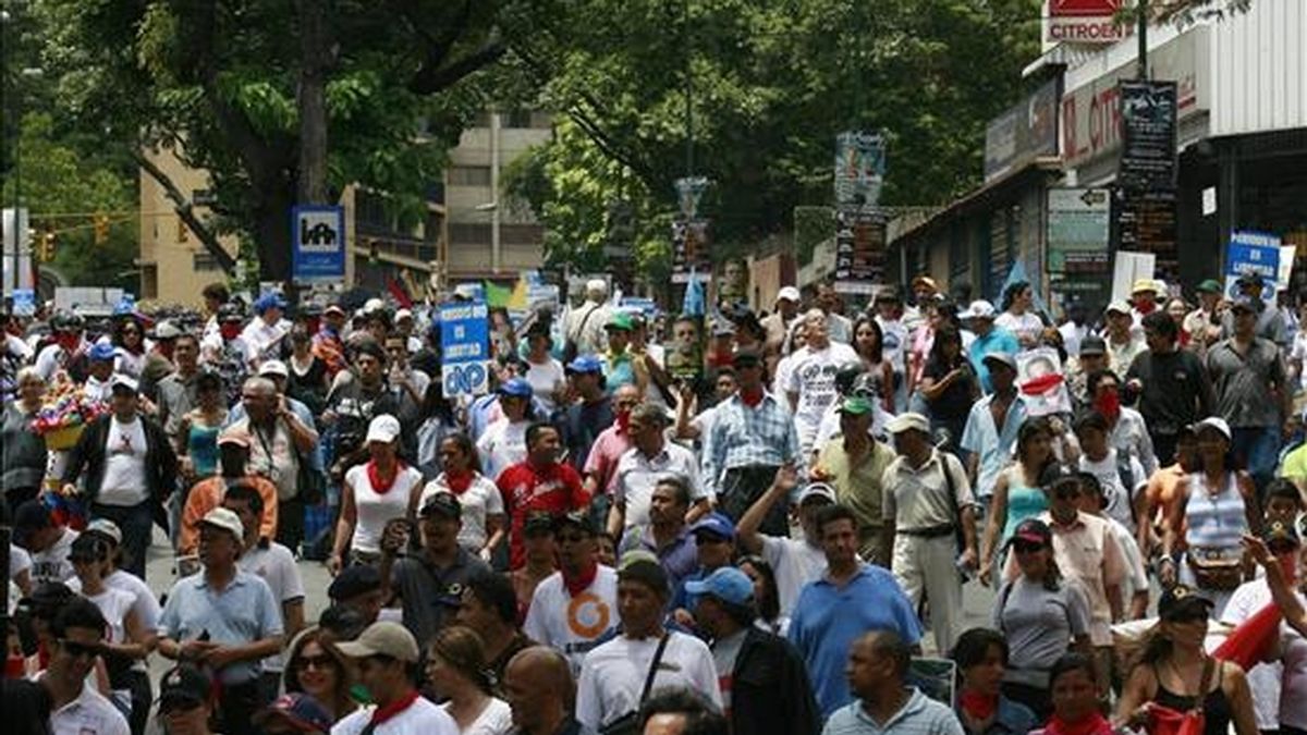 Cientos de manifestantes opositores y representantes de gremios profesionales y partidos opositores, liderados por la directiva del Colegio Nacional de Periodistas (CNP) y del Sindicato Nacional de Trabajadores de la Prensa (SNTP), marcharon para celebrar el Día Nacional del Periodista. EFE