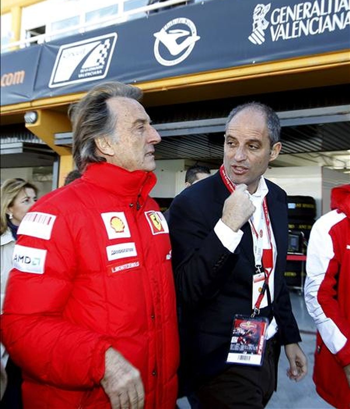 El presidente de la escudería Ferrari, Luca Cordero de Montezemolo (i) y el presidente de la Generalitat, Francisco Camps (d), pasean por boxes durante la exhibición que la escudería italiana ha realizado en el circuito valenciano de Cheste tras las Finales Mundiales 2010. EFE