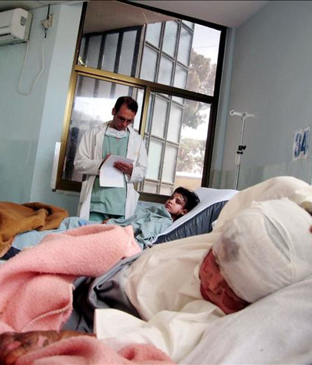 Varios niños afganos que resultaron heridos después de un bombardeo estadounidense mientras reciben tratamiento médico en un hospital de Farah (Afganistán), el pasado 10 de mayo. EFE/Archivo