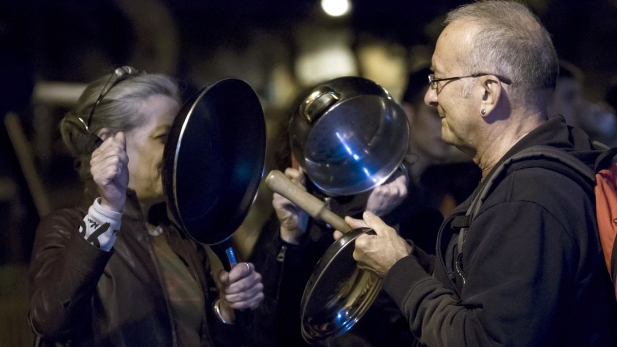Cacerolada en Gràcia en protesta por el desalojo del 'Banc Expropiat'