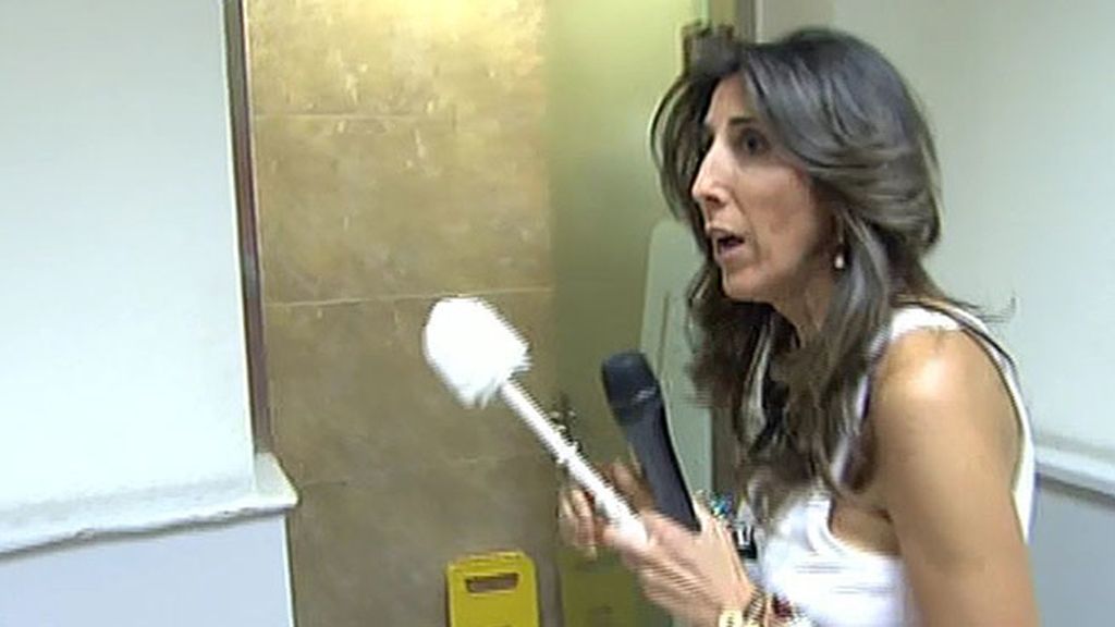 Los colaboradores intentaban que Yurena saliera del baño y alguién sacó la escobilla...