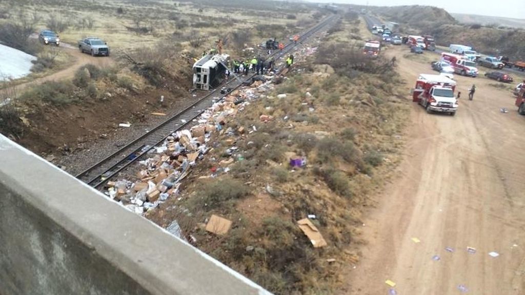 Al menos 10 muertos al chocar un tren contra un autobús en Texas