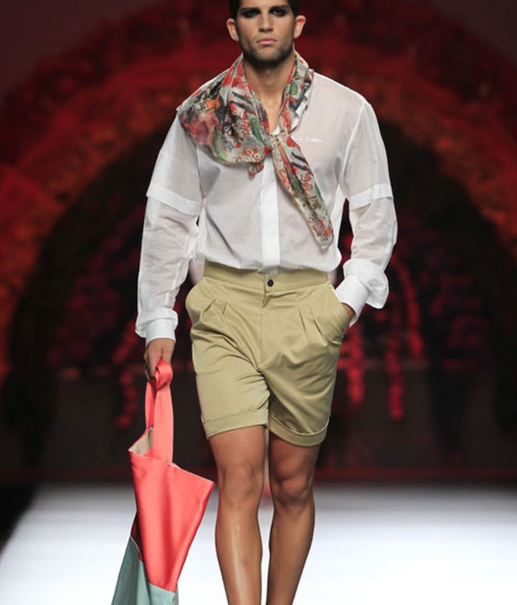 Una pasarela llena de flores y color