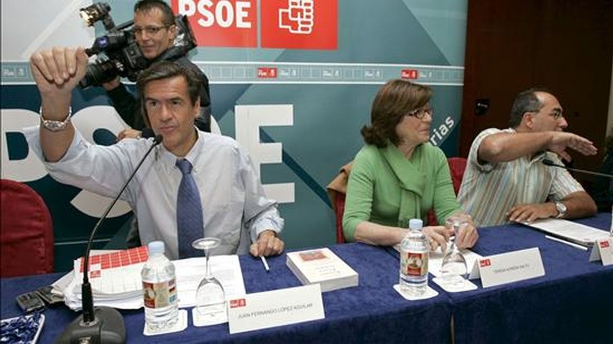 El cabeza de lista del PSOE al Parlamento Europeo, Juan Fernando López Aguilar (i), presidió hoy la reunión de la Comisión Ejecutiva Regional de este partido en Canarias, celebrada en Las Palmas de Gran Canaria. EFE
