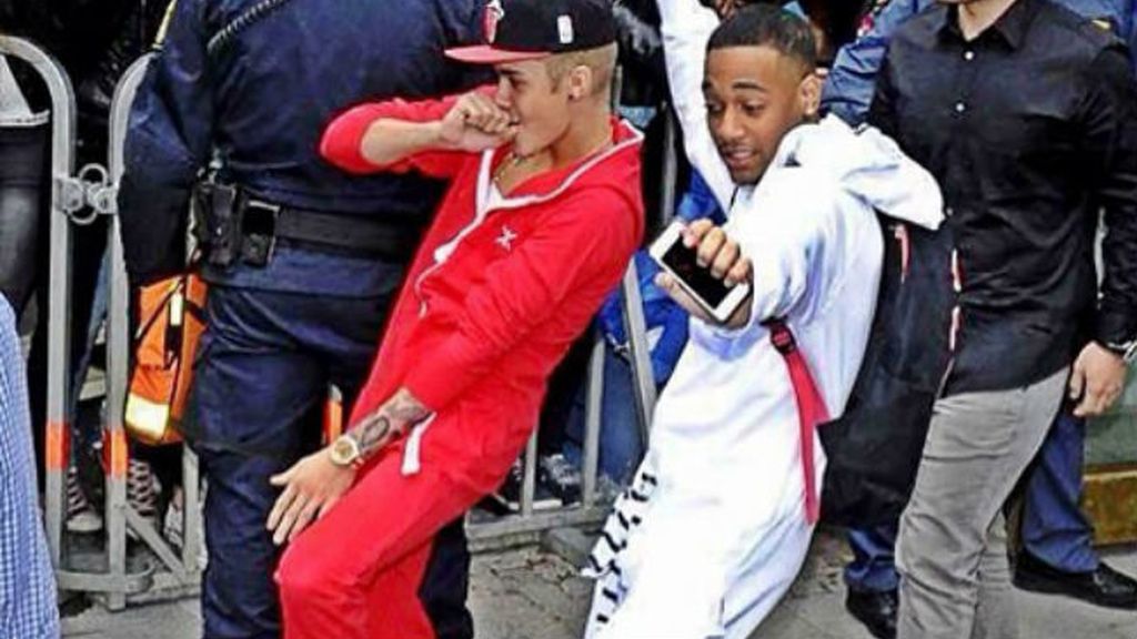 Justin Bieber rapeando un poco con su mono-pijama rojo