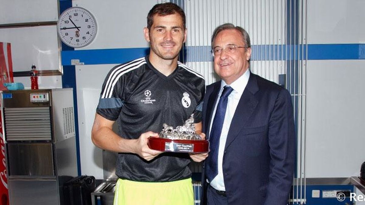Florentino Pérez entrega a Iker Casillas una réplica de La Cibeles por sus 15 años en el equipo