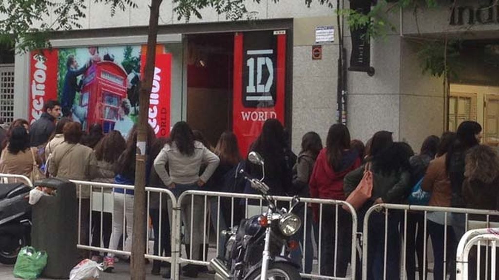 Locura a las puertas de la nueva tienda de ‘One Direction’ en Madrid