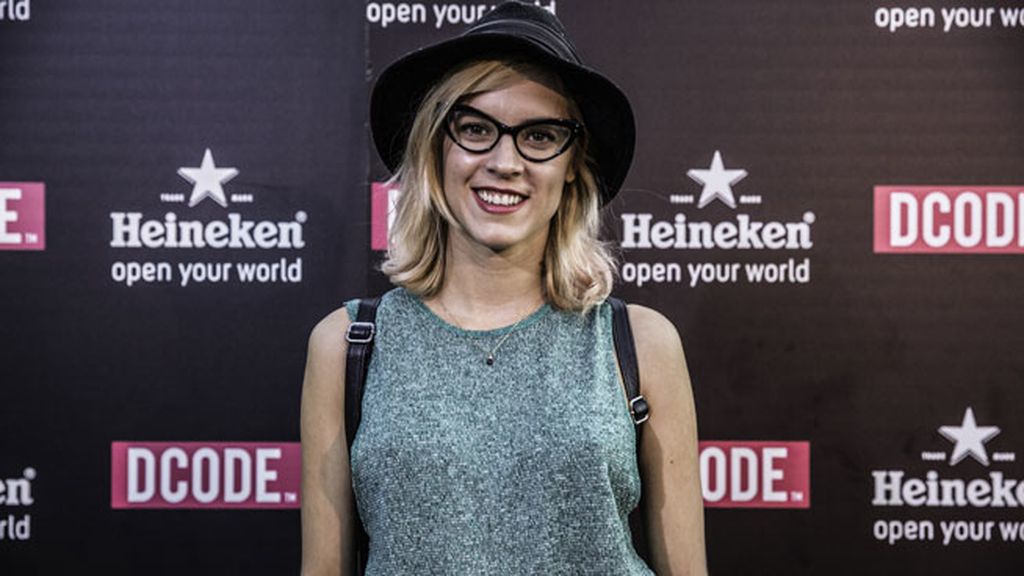 Maggie Civantos, sombrero y mochila