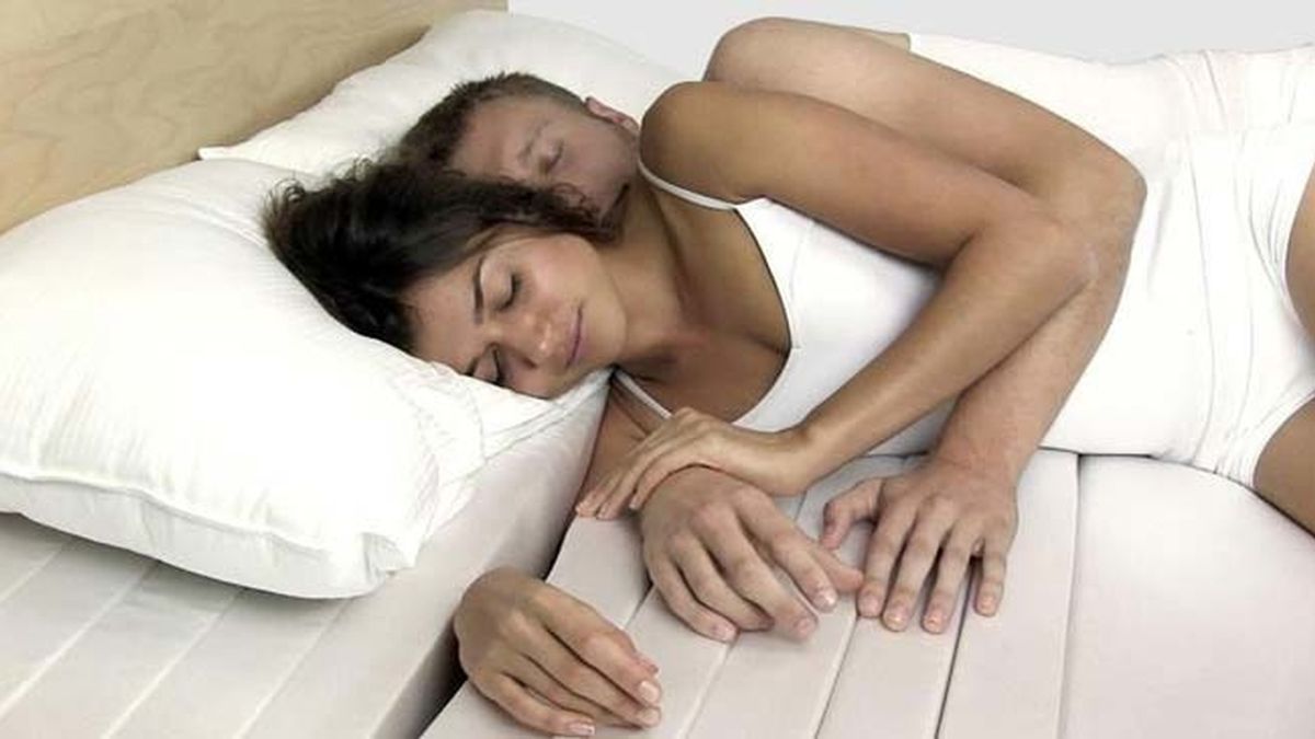 Inventan un colchón ideal para parejas