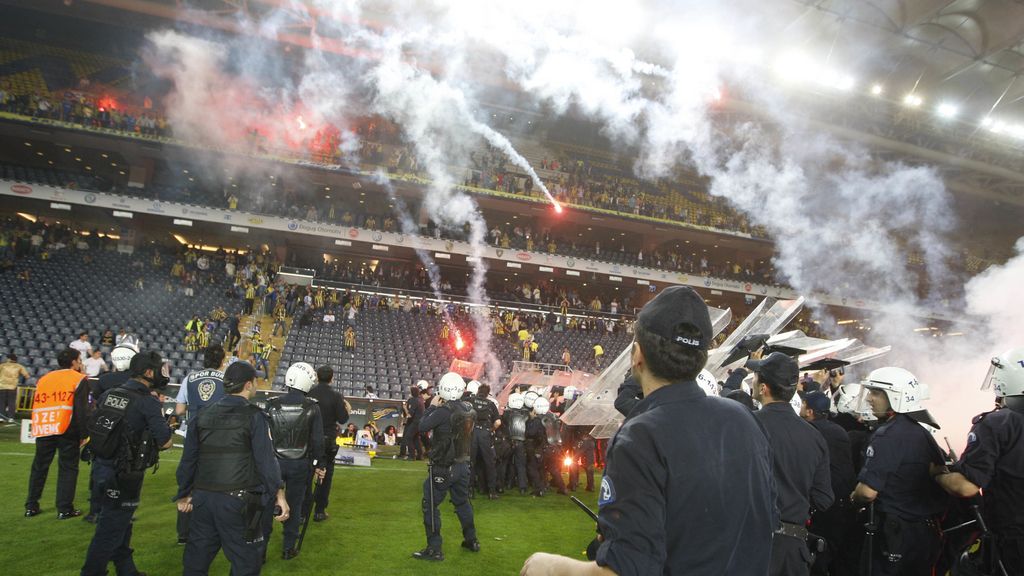 Duro enfrentamiento de los hinchas del Fenerbahce con la policía
