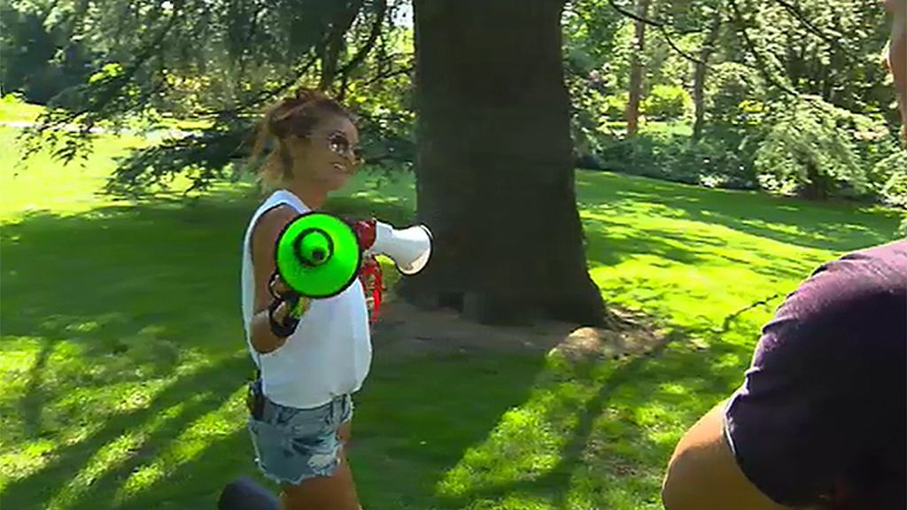 Los pretendientes se enfrentan a una carrera de sacos, flexiones y una sorpresa