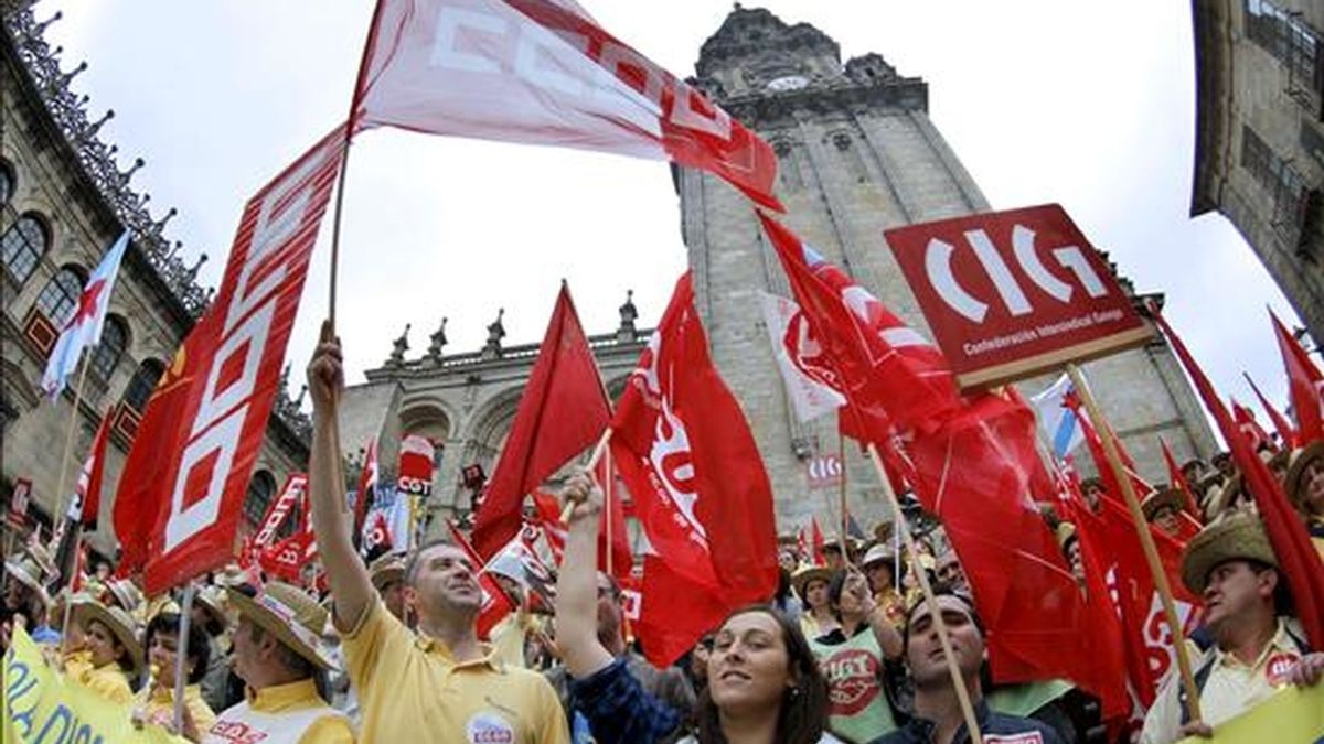 Varios centenares de trabajadores de Correos se manifestaron por la calles de Santiago de Compostela por "La defensa de los puestos de trabajo. Contra el recargo. Por un correo público y de calidad", convocados por los sindicatos, CC.OO, CIG, UGT, Sindicato Libre y CGT. EFE