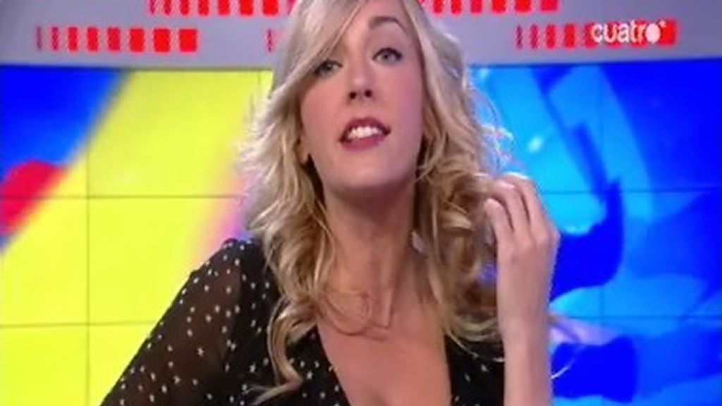 Anna con camisa negra de lunares