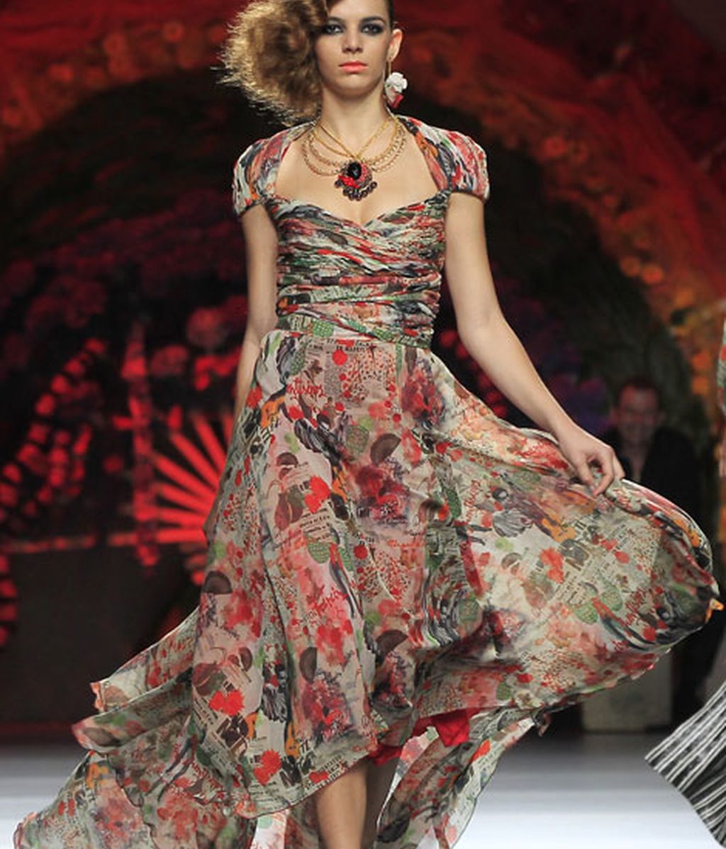 Una pasarela llena de flores y color