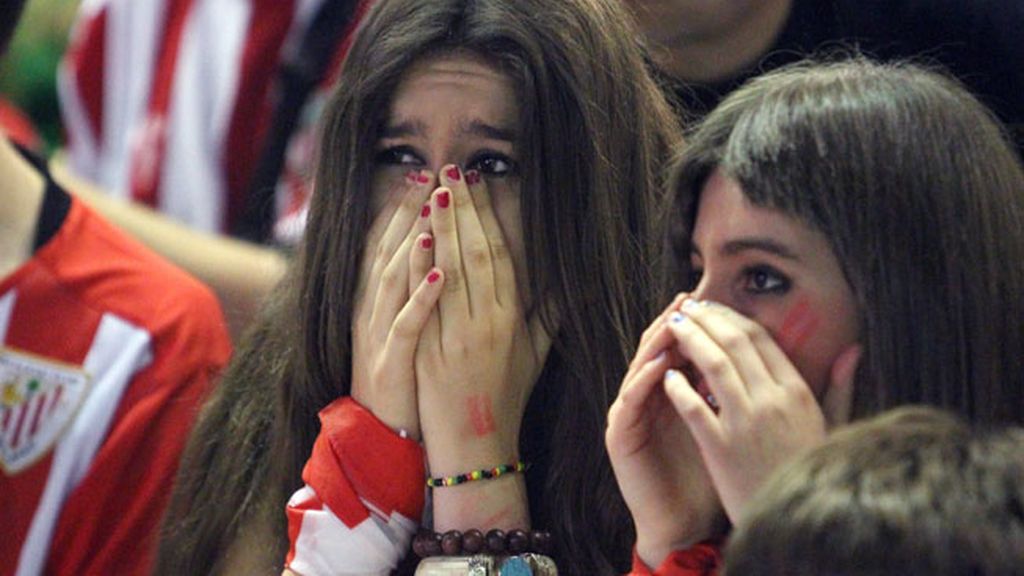 Aficionadas del Athletic de Bilbao se lamentan de uno de los goles marcados por el FC Barcelona en el estadio de San Mamés, en Bilbao, donde cerca de 35.000 personas estan viendo el partido de la final de la Copa del Rey