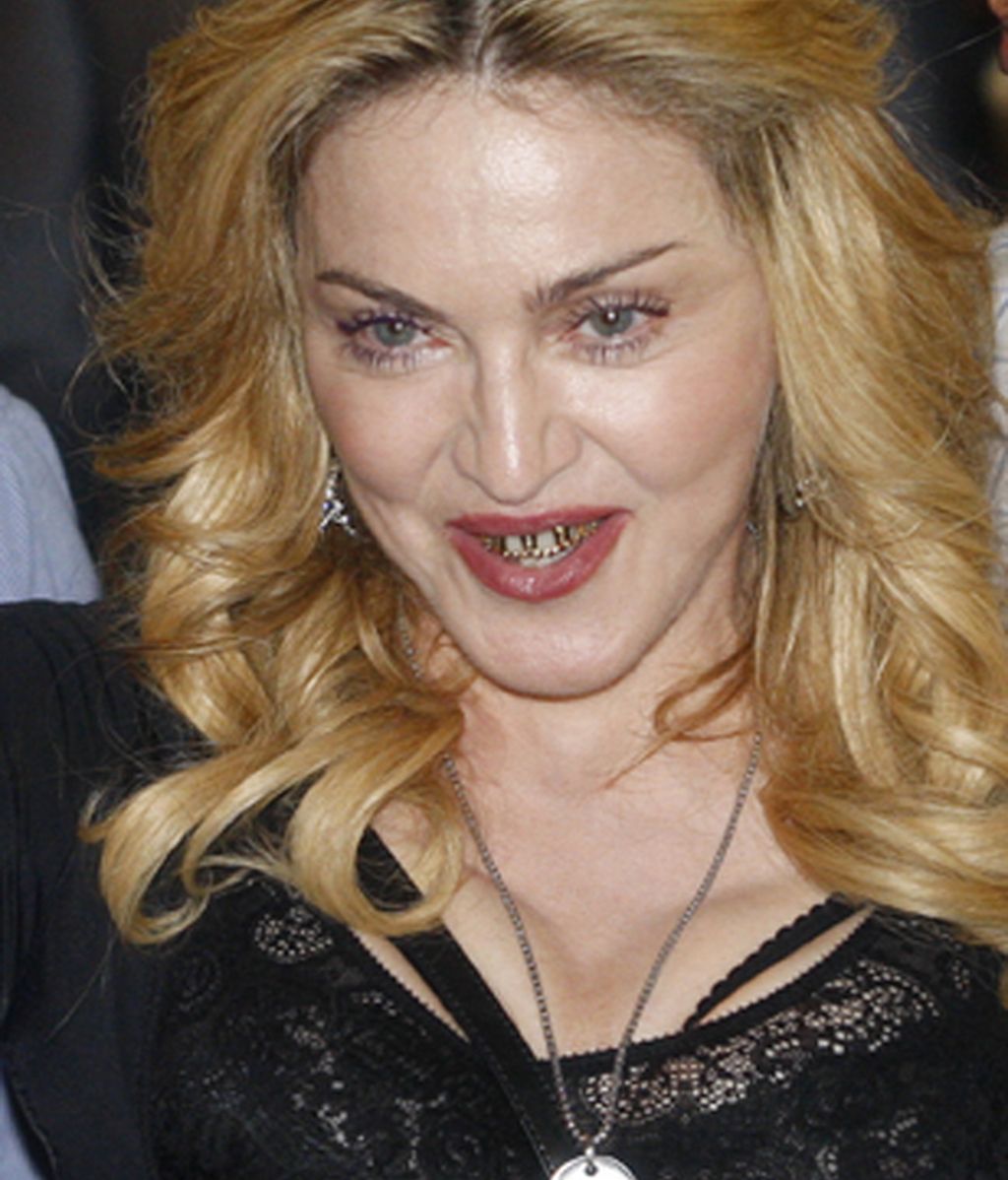 La cantante Madonna, sonriente tras abandonar su gimnasio 'Hard Candy Fitness'
