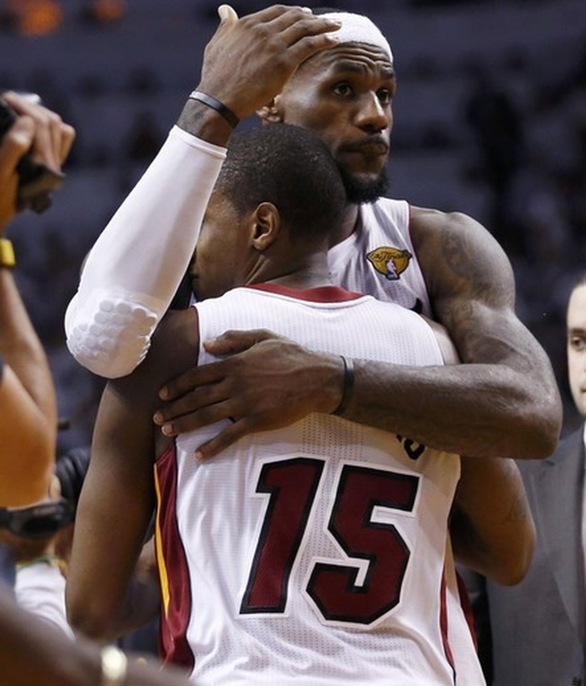 Los Heat se llevan el cuarto partido de la mano de un gran Lebron y ya están a una victoria del anillo
