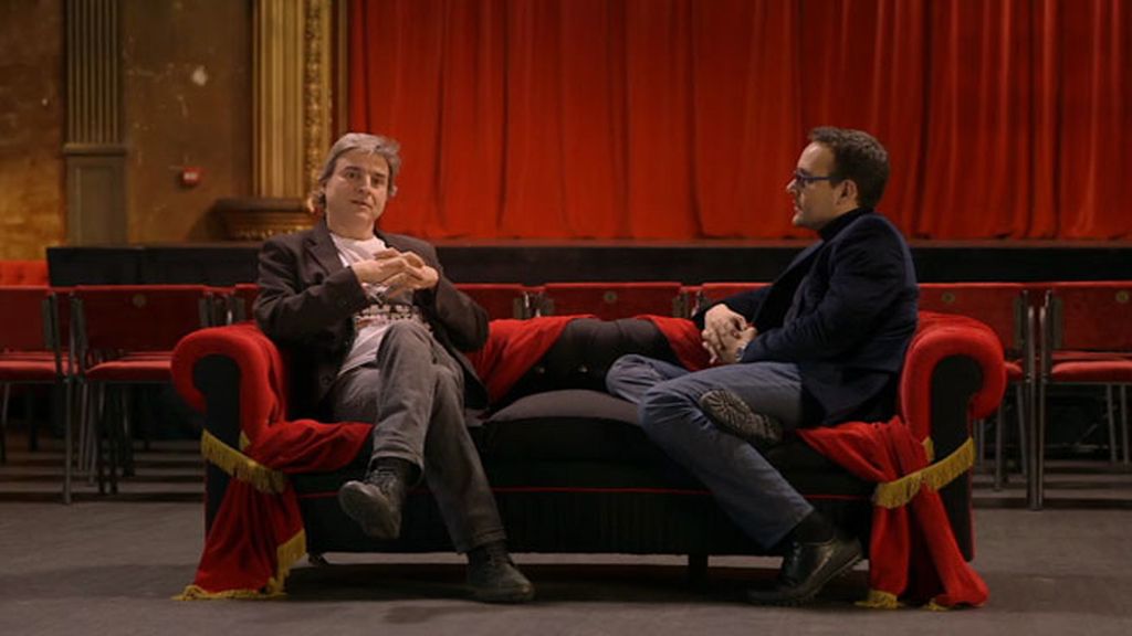 El actor se sienta en el chester