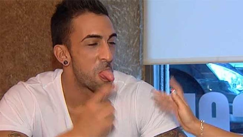 Un beso con 'lengua dura'