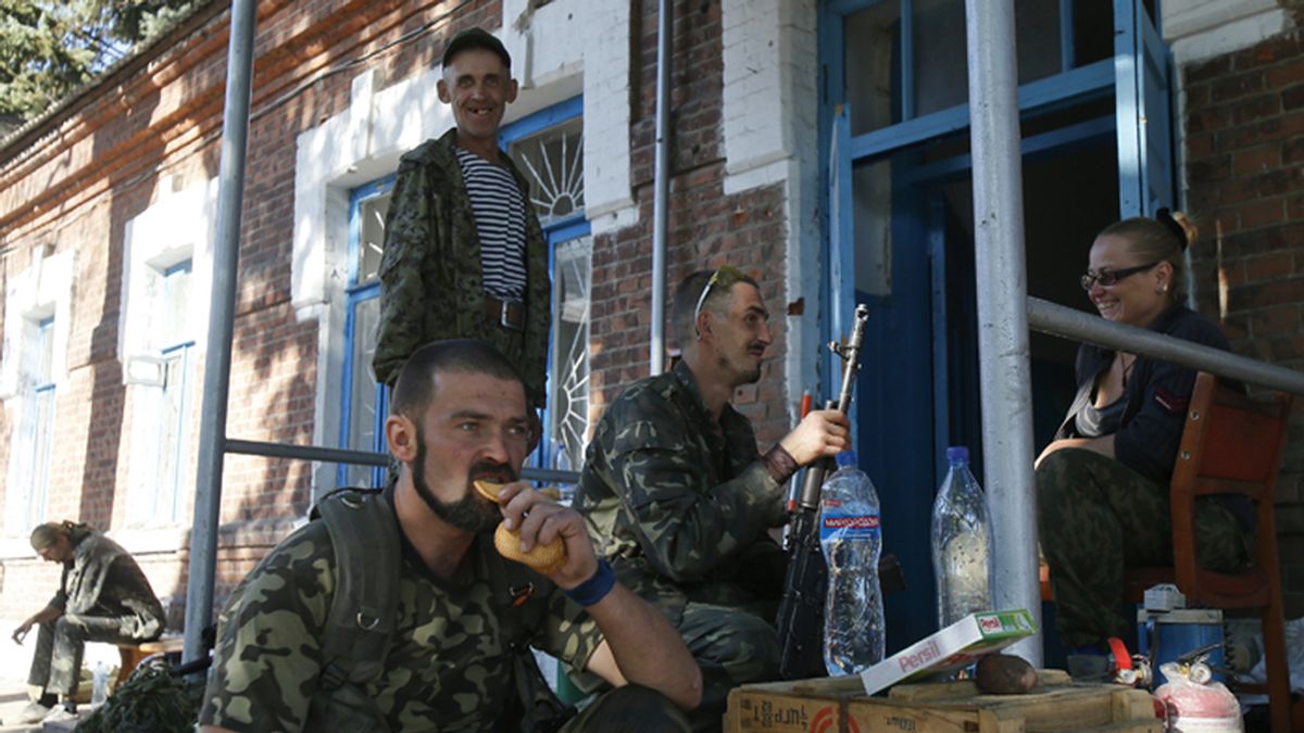 Milicianos prorrusos descansan en Ilovaysk durante las primeras horas del alto el fuego