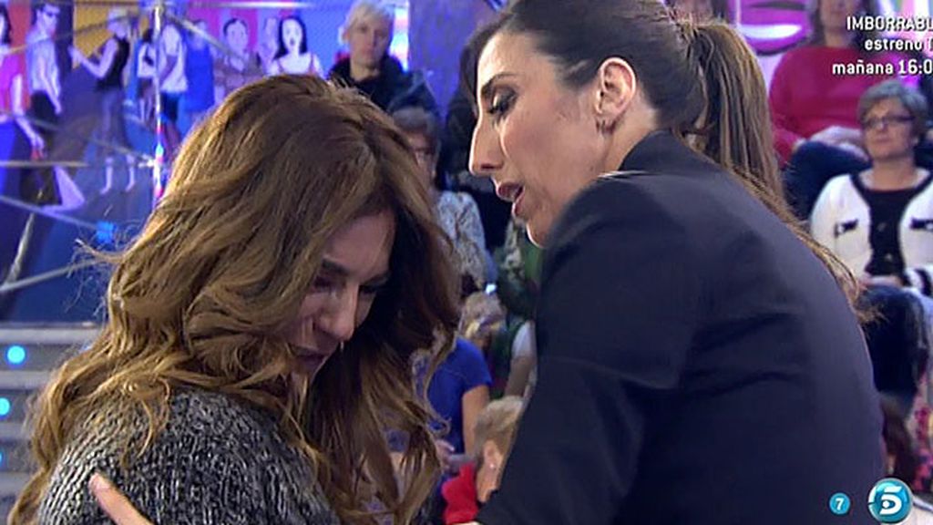 La colaboradora de 'Sálvame' no puede evitar las lágrimas